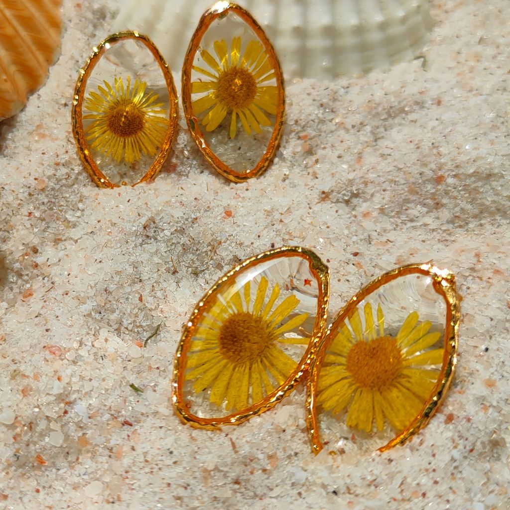 Glossy round resin stud earrings featuring soft sunrise-hued dried flowers - myBageecha