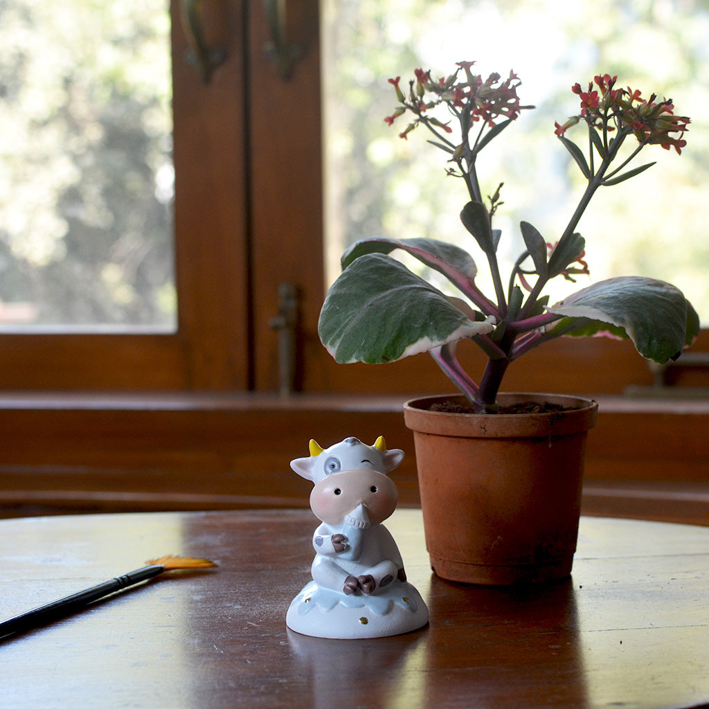 Miniature Baby Cow Drinking Milk – Cute Farm Animal Resin Decor