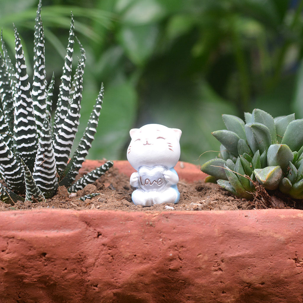 Miniature Cat Holding Love Sign Decor - myBageecha