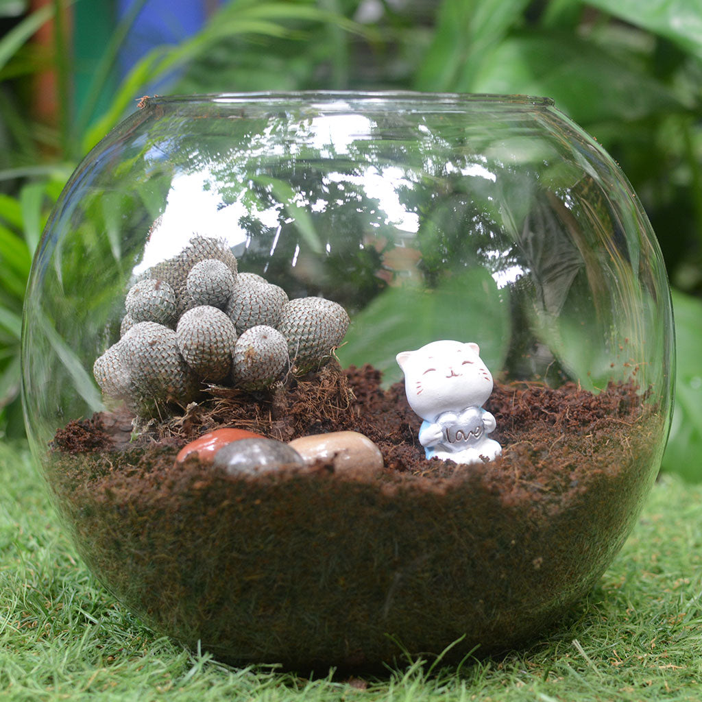 Miniature Cat Holding Love Sign Decor - myBageecha