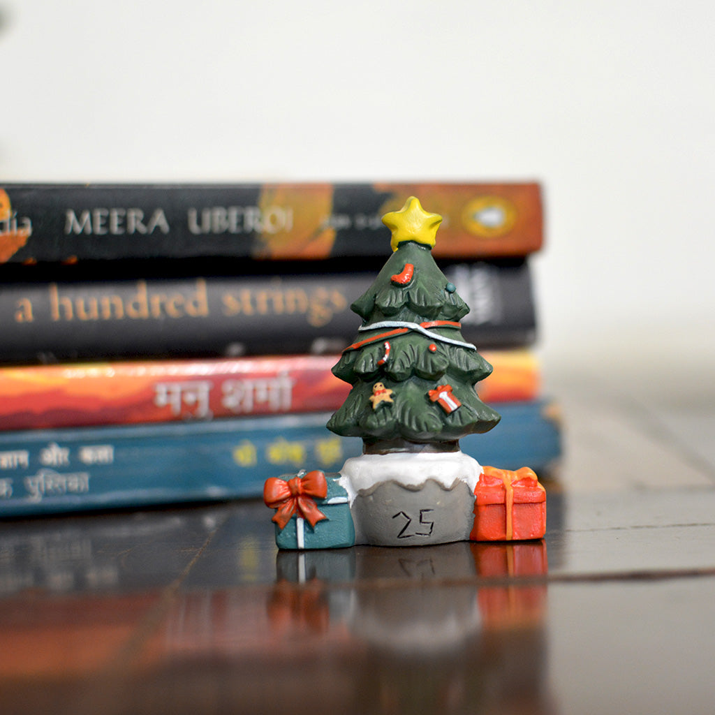Miniature Christmas Tree with Gifts – Perfect for Terrariums & DIY Gardens