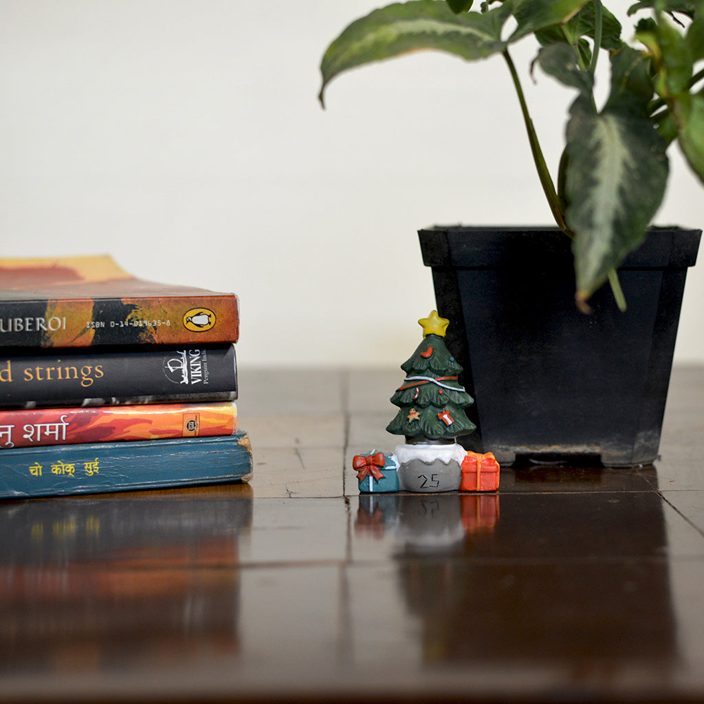 Miniature Christmas Tree with Gifts – Perfect for Terrariums & DIY Gardens