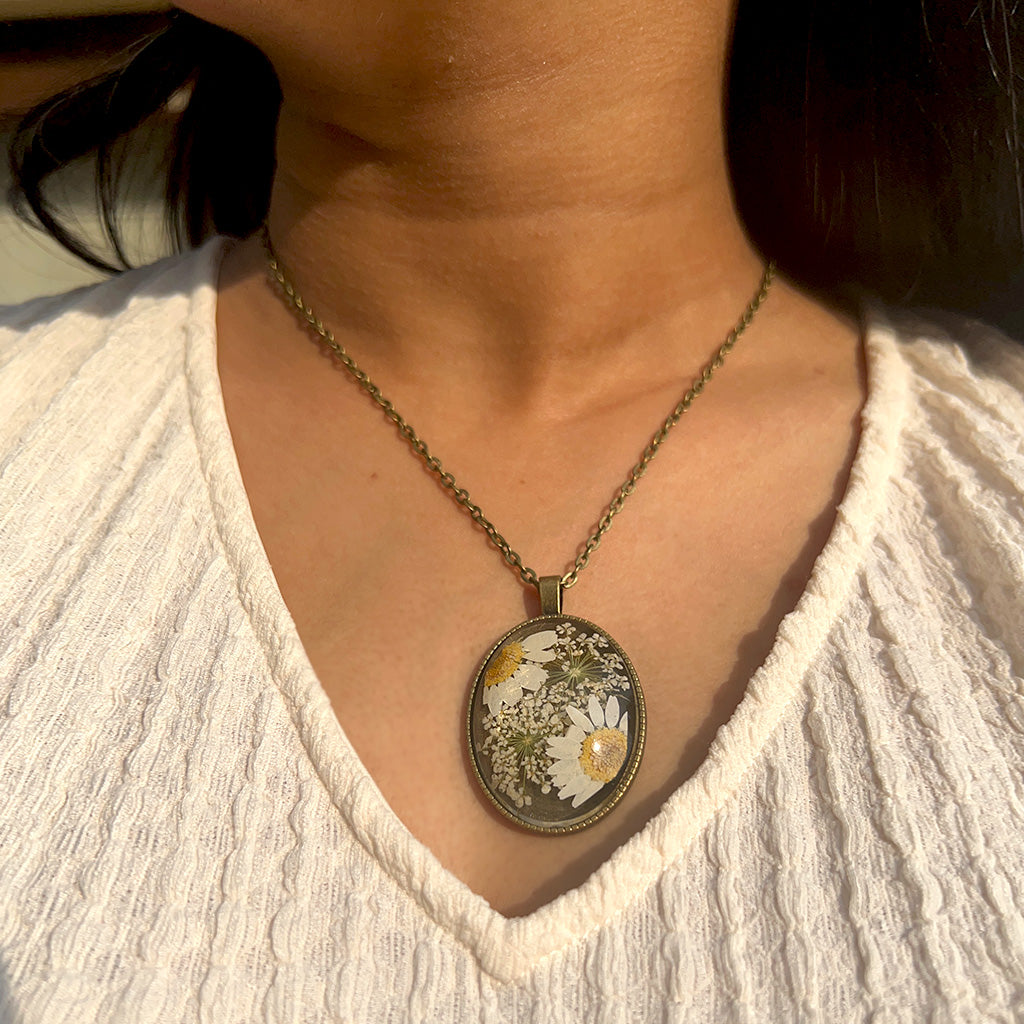 An Ivory Cosmos Real Dried Flower Necklace