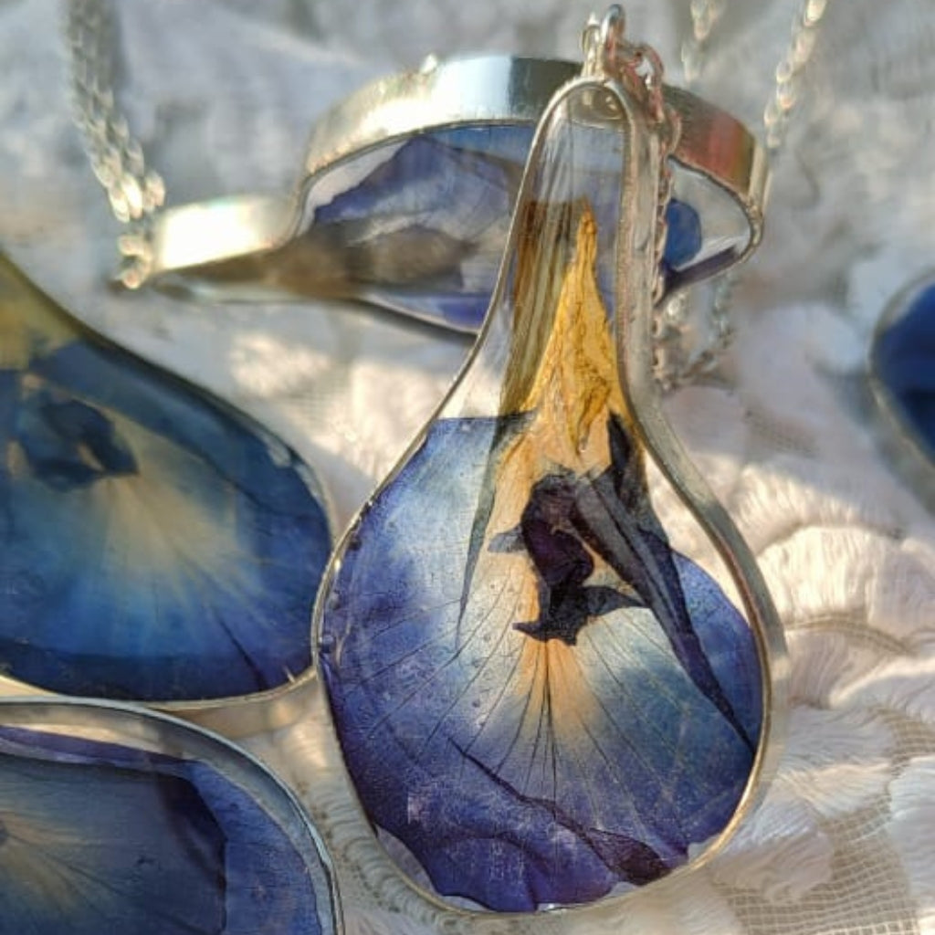 Conspicuous Peaflower Real Dried Flower Necklace - myBageecha