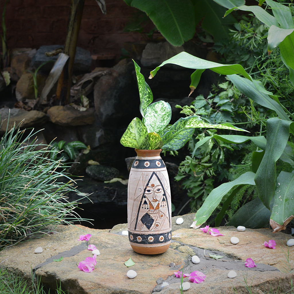 Side view of Towns Lady Terracotta Pot with plant
