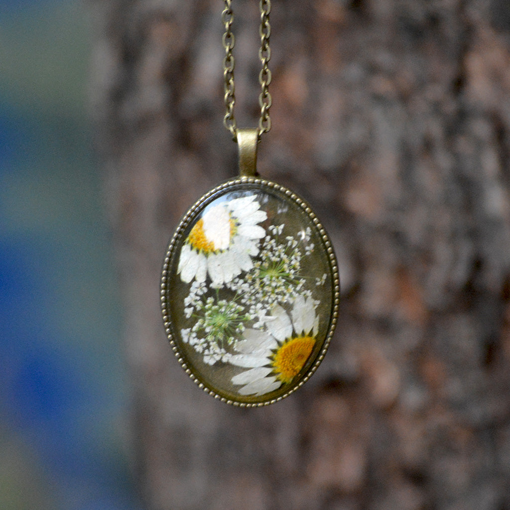 An Ivory Cosmos Real Dried Flower Necklace - myBageecha