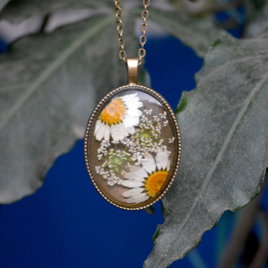 An Ivory Cosmos Real Dried Flower Necklace - myBageecha