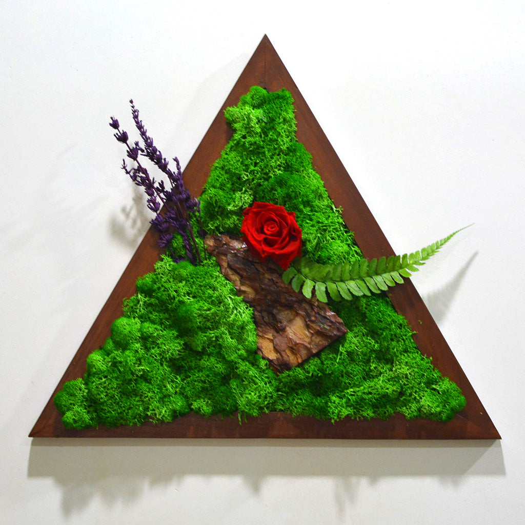 Floral moss art in dark wood – eco-friendly décor