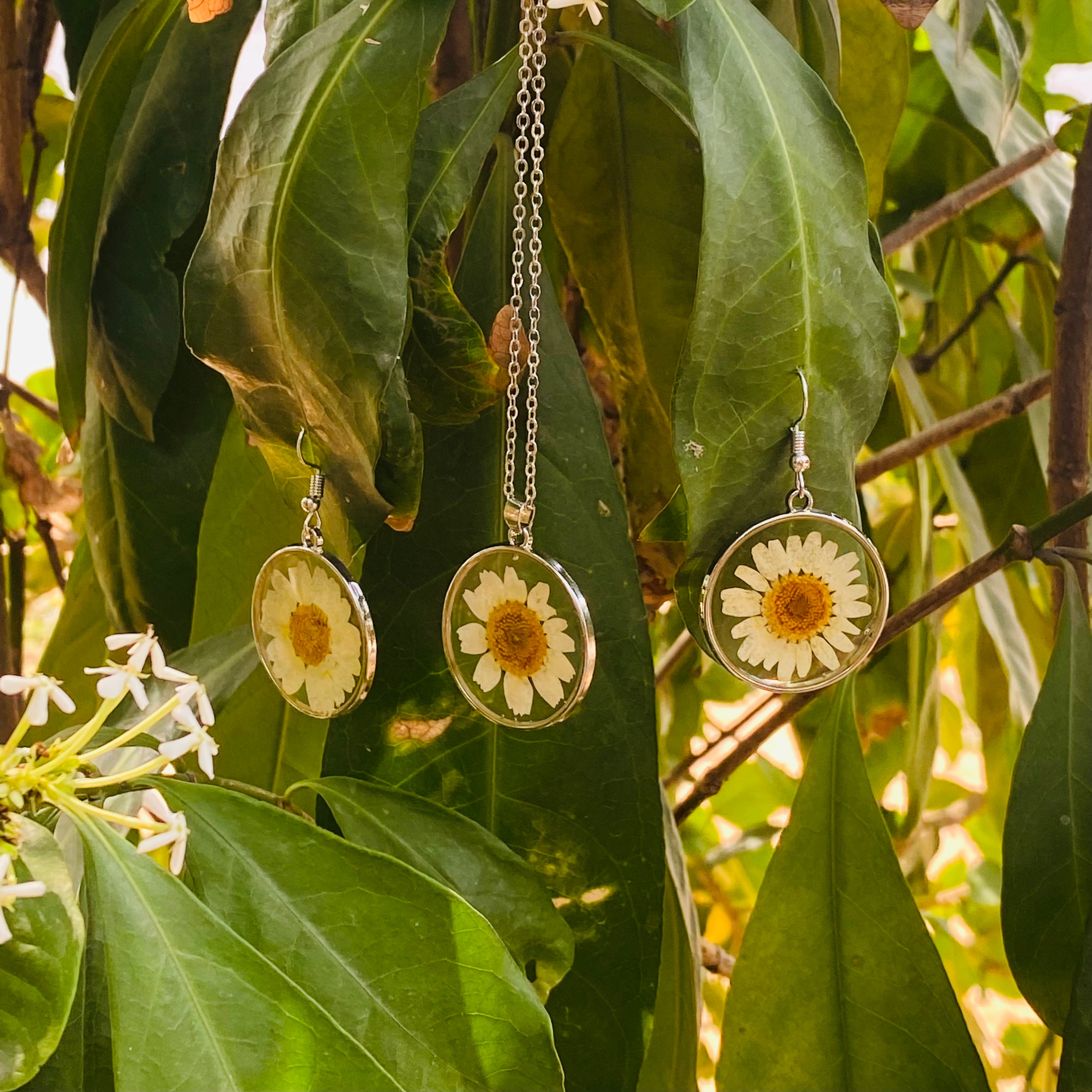 Retro Classic necklace and earring set with flowers