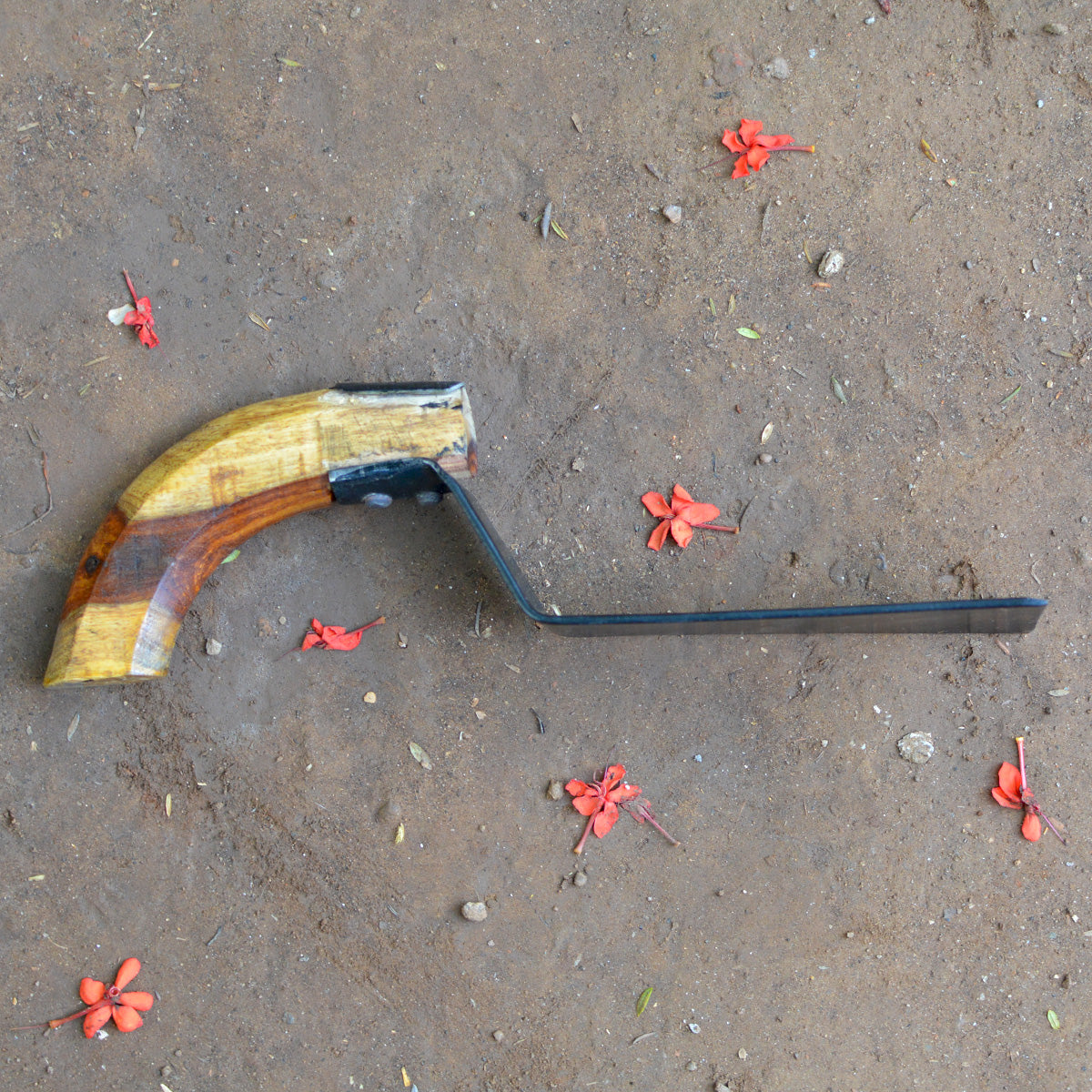 Khurpa tool for weeding and soil work