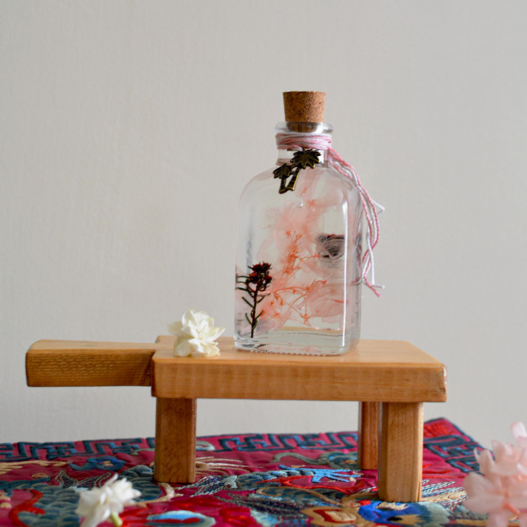Notes in the Wild Preserved Flower Tabletop on rectangular stand – natural preserved arrangement.