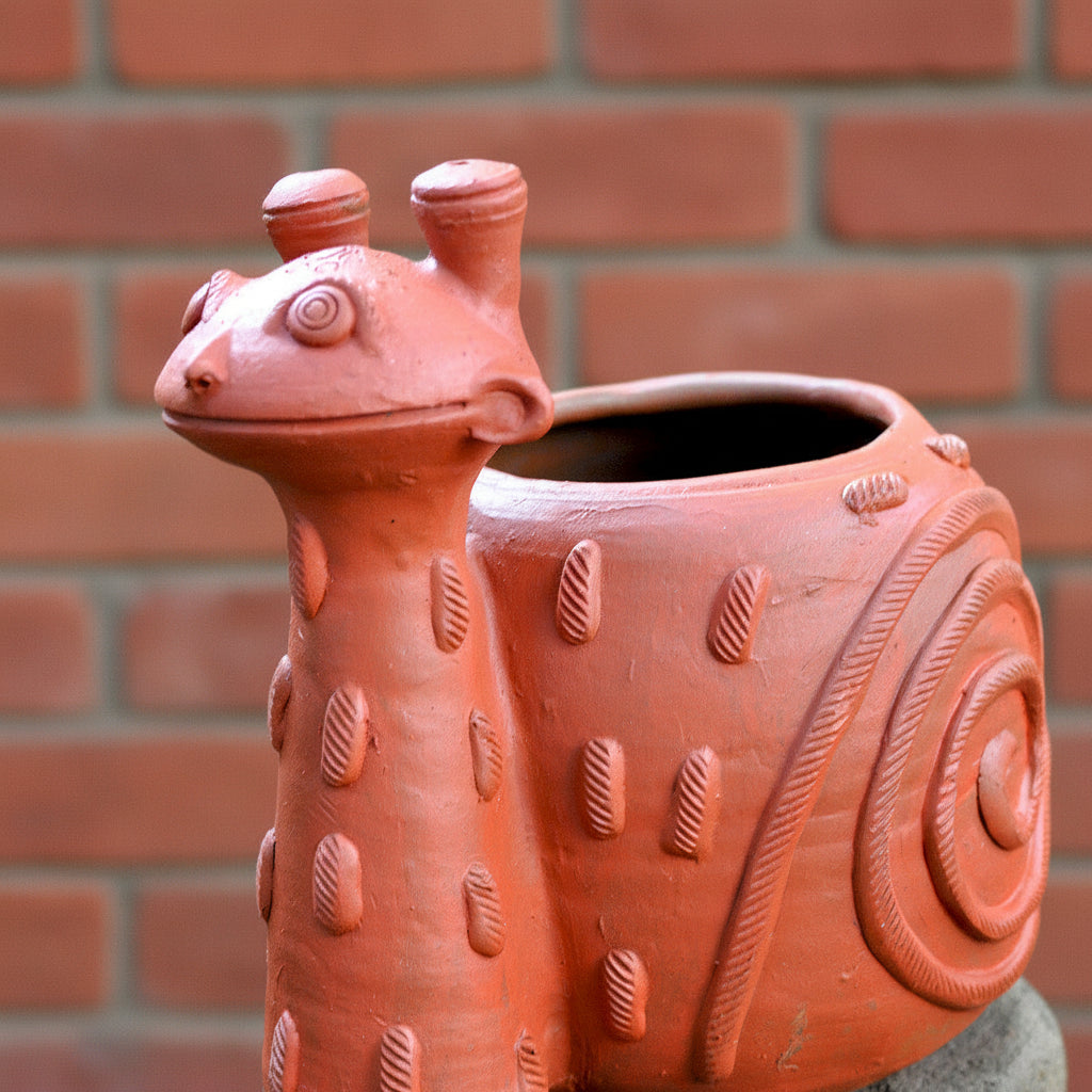 Side view of Snail Planter - myBageecha