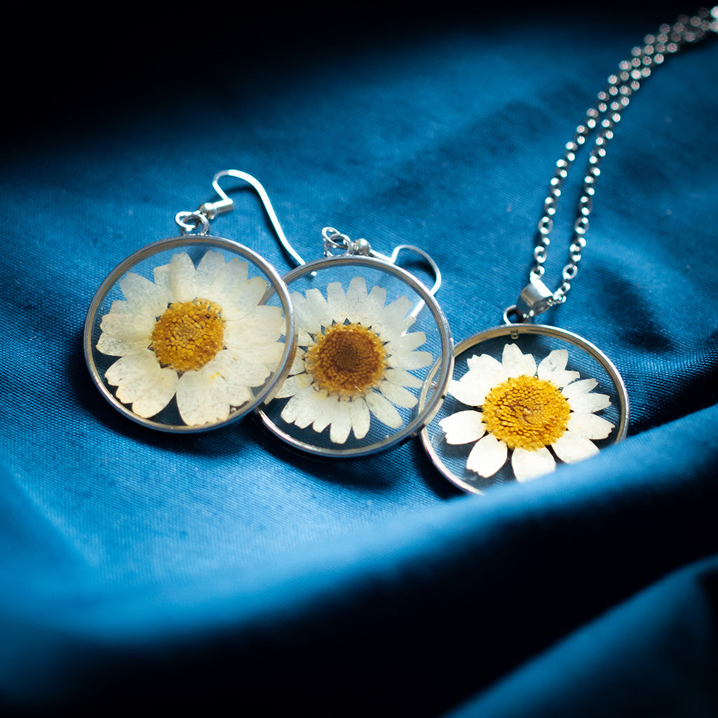 Preserved Flower Earrings Real Flower Earrings Dry Flower Earrings Gift  Clip-On Hydrangea (ER-015) - Shop silverbreeze Earrings & Clip-ons - Pinkoi