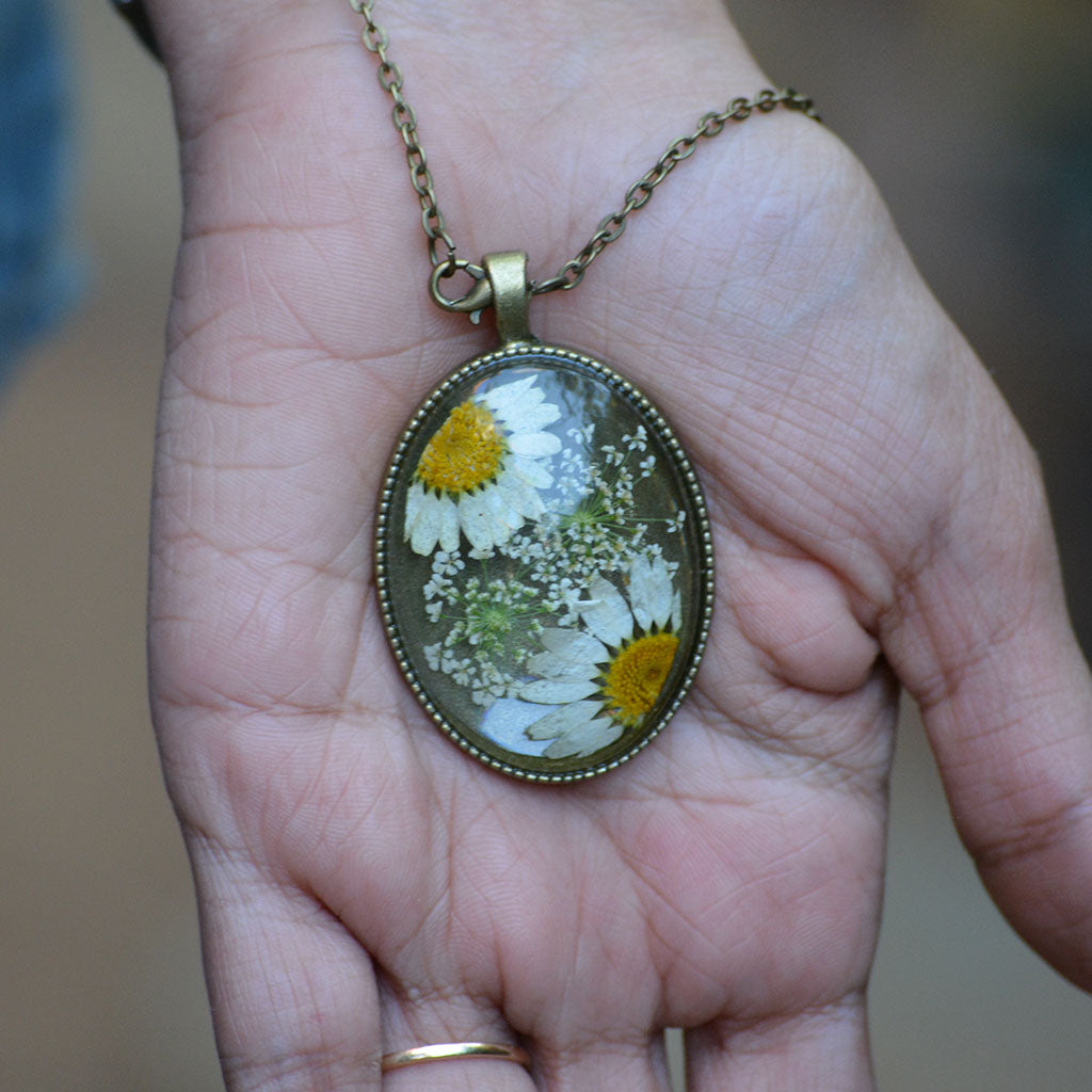 An Ivory Cosmos Real Dried Flower Necklace - myBageecha