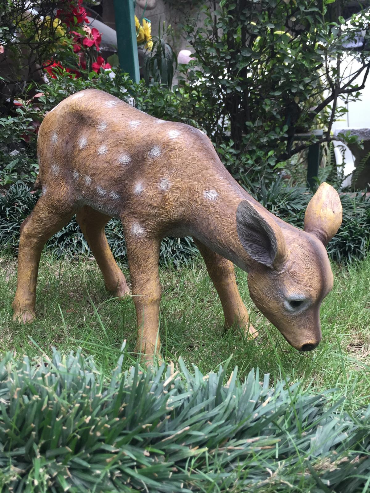 Deer eating grass garden decor - myBageecha
